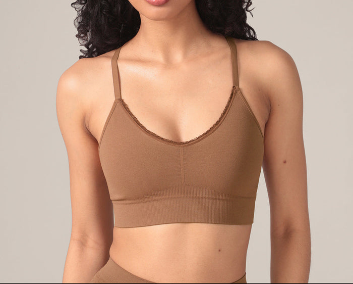 Woman wearing a brown bralatte