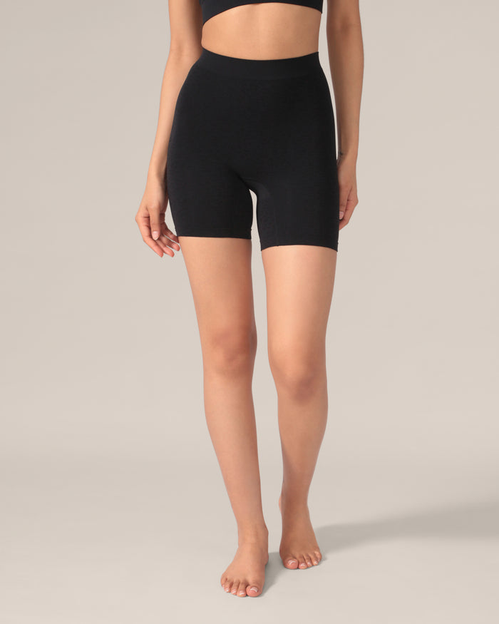 Person wearing black high-waisted undershorts with a leopard pattern