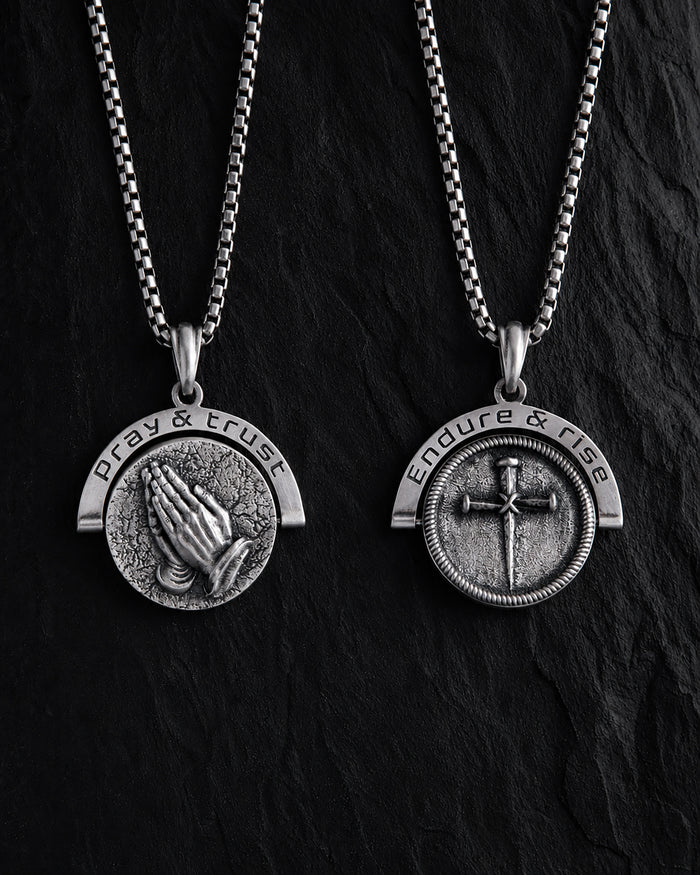 Silver pendant BETENDE HÄNDE