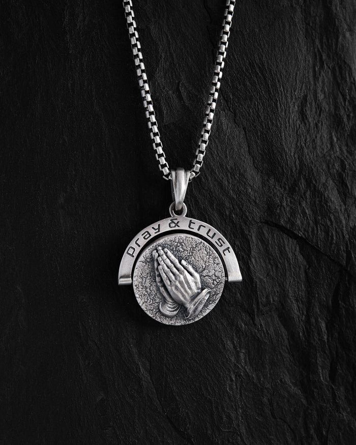 Silver pendant BETENDE HÄNDE
