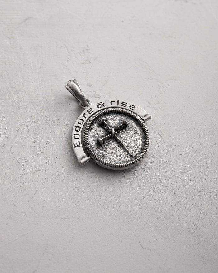 Silver pendant BETENDE HÄNDE